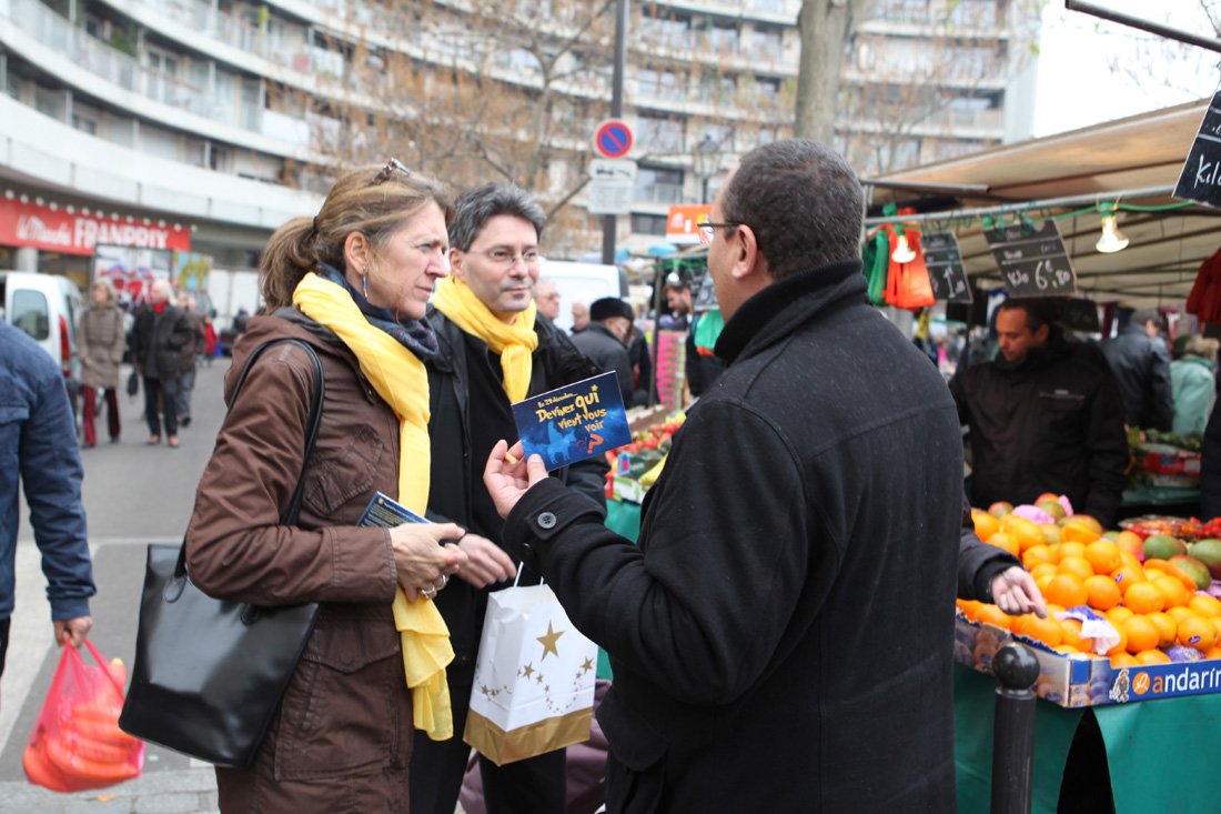 Rencontres sur le marché par Saint-Antoine des Quinze-Vingts (12e). © Yannick Boschat / Diocèse de Paris.