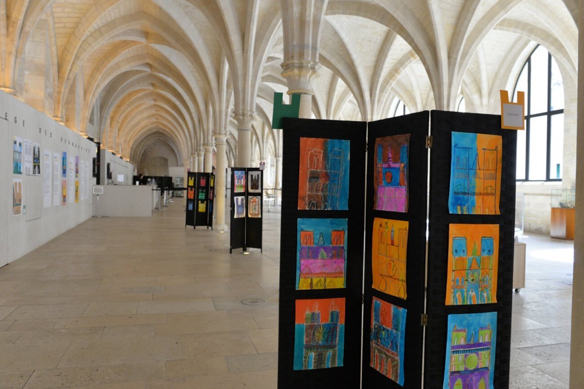 Exposition de dessins au Collège des Bernardins. © Marie-Christine Bertin / Diocèse de Paris.
