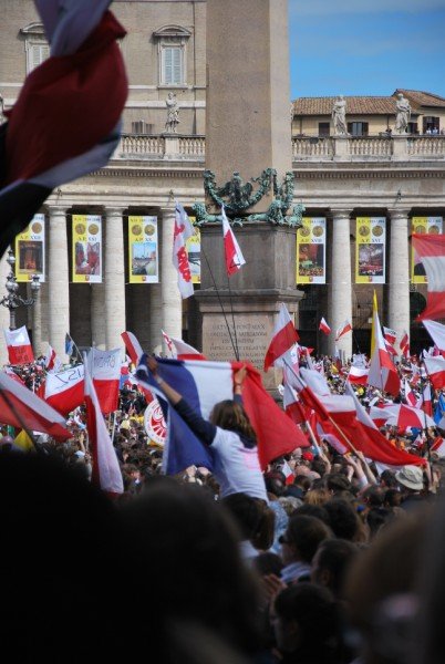 L'arrivée de Benoît XVI a été saluée avec enthousiasme par la foule.. Photo P.-L.L. 
