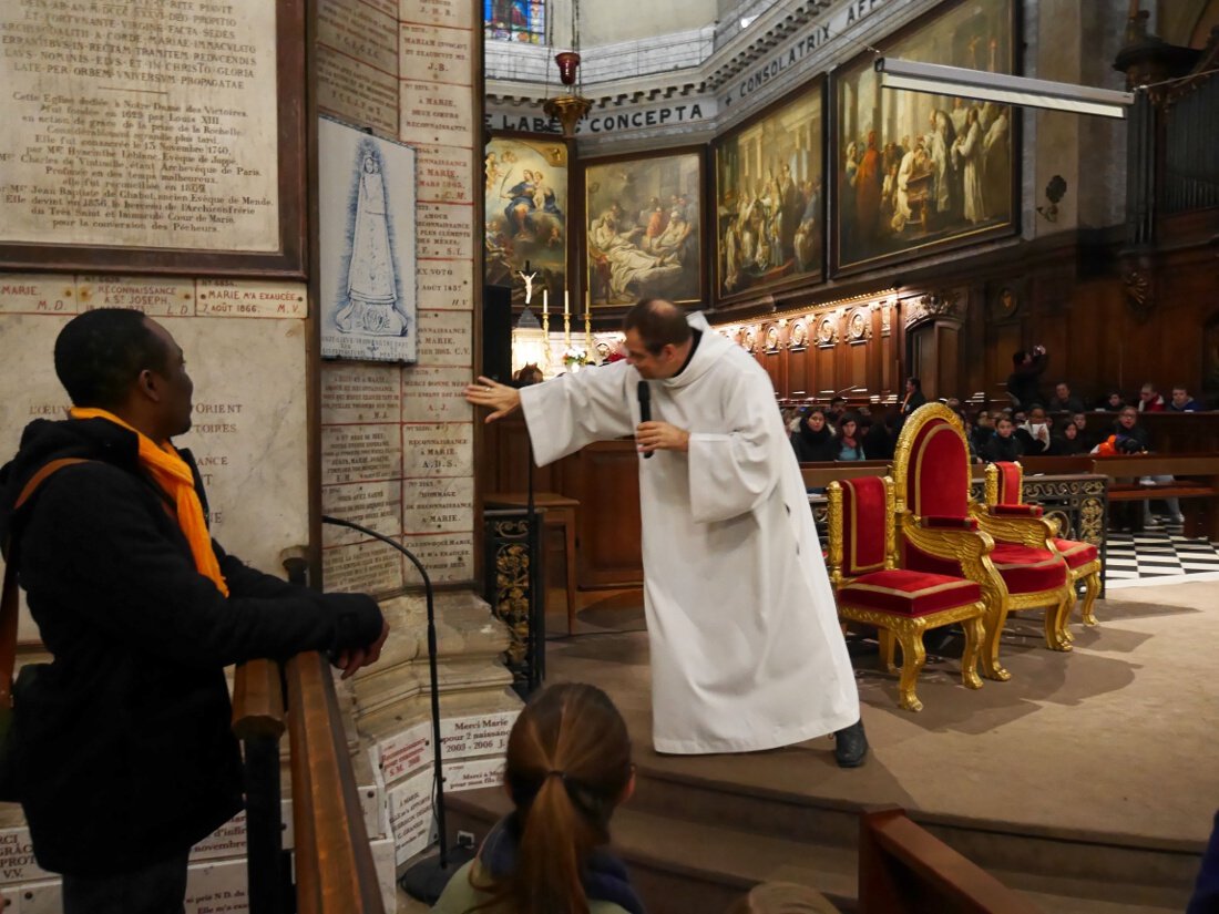 Le père Hervé Soubias, recteur de la basilique, a montré les ex-votos (...). © Yannick Boschat / Diocèse de Paris.