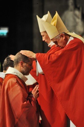 Après Mgr Vingt-Trois, les évêques présents imposent les mains en silence (...). 