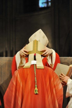 Mgr Vingt-Trois pose la mitre sur la tête des nouveaux évêques. 