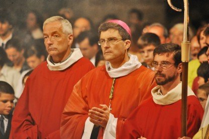 Mgr de Moulins-Beaufort, entouré du P. Michel Callies (à gauche) et du P. (…). 