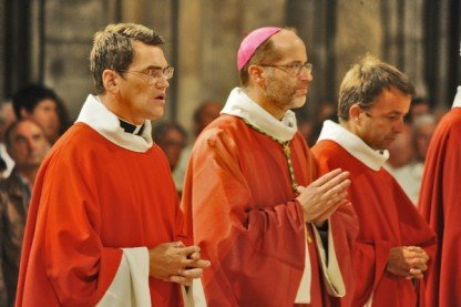 Mgr de Dinechin, accompagné du P. Antoine d'Augustin (à gauche) et du (...). 