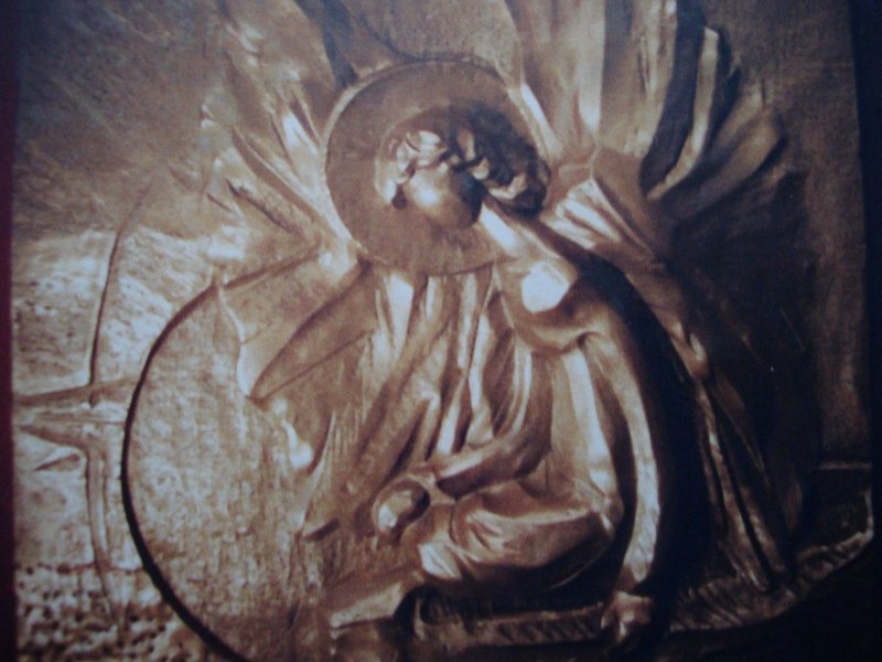 L'Ange de la Résurrection. © Claudie-Anne Vairon Panneau de résine dorée, 83x90cm 