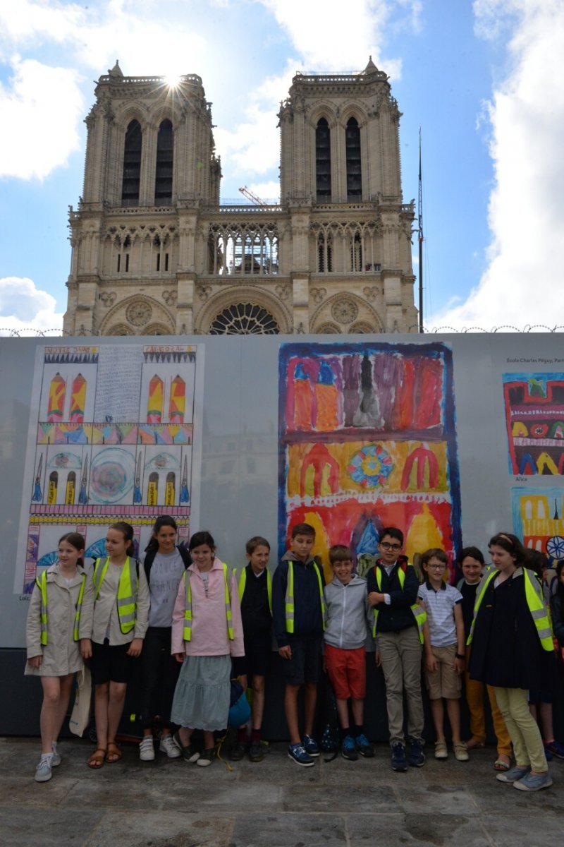 Inauguration de l'exposition de dessins au pied de la cathédrale. © Marie-Christine Bertin / Diocèse de Paris.
