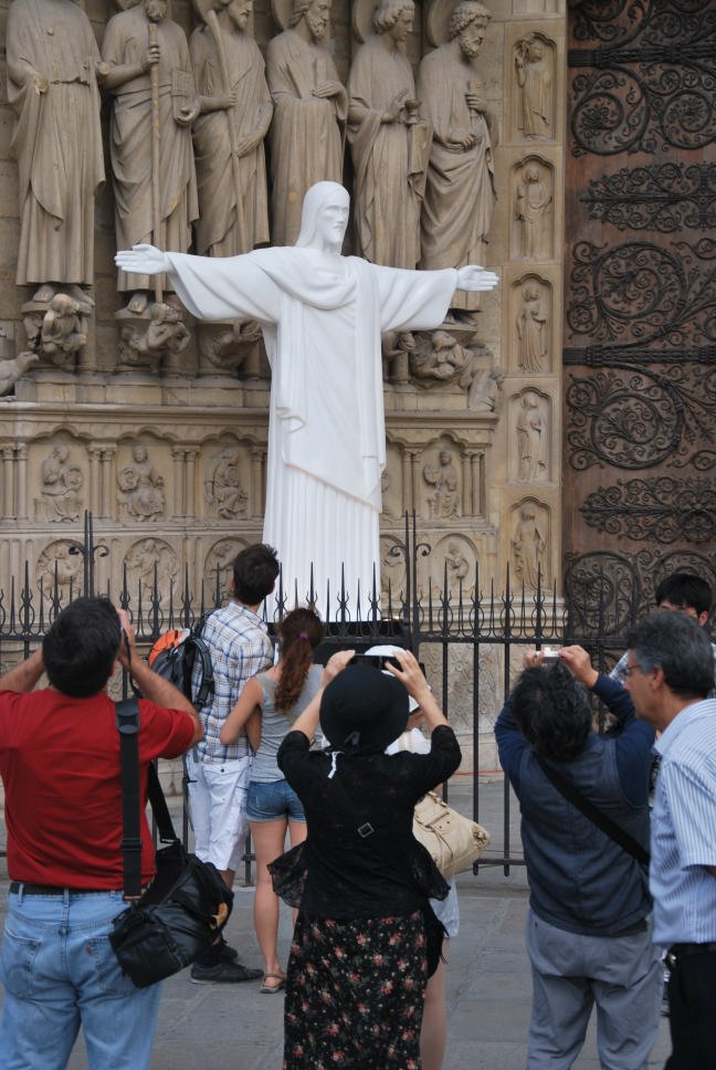 Des touristes curieux. Cette reproduction du Christ rédempteur, de 3,80m sur 3m, est la reproduction de l'un des plus célèbres symboles du Brésil. Dès son installation, elle a eu son petit succès auprès des (...) 