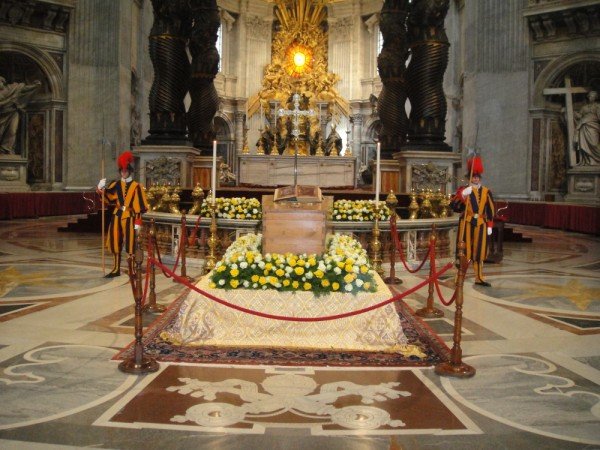 De nombreux fidèles se sont inclinés devant le cercueil de Jean-Paul II.. Photo J.-Y.N. 