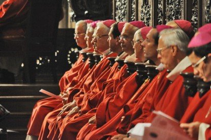De nombreux évêques représentent le collège épiscopal. 