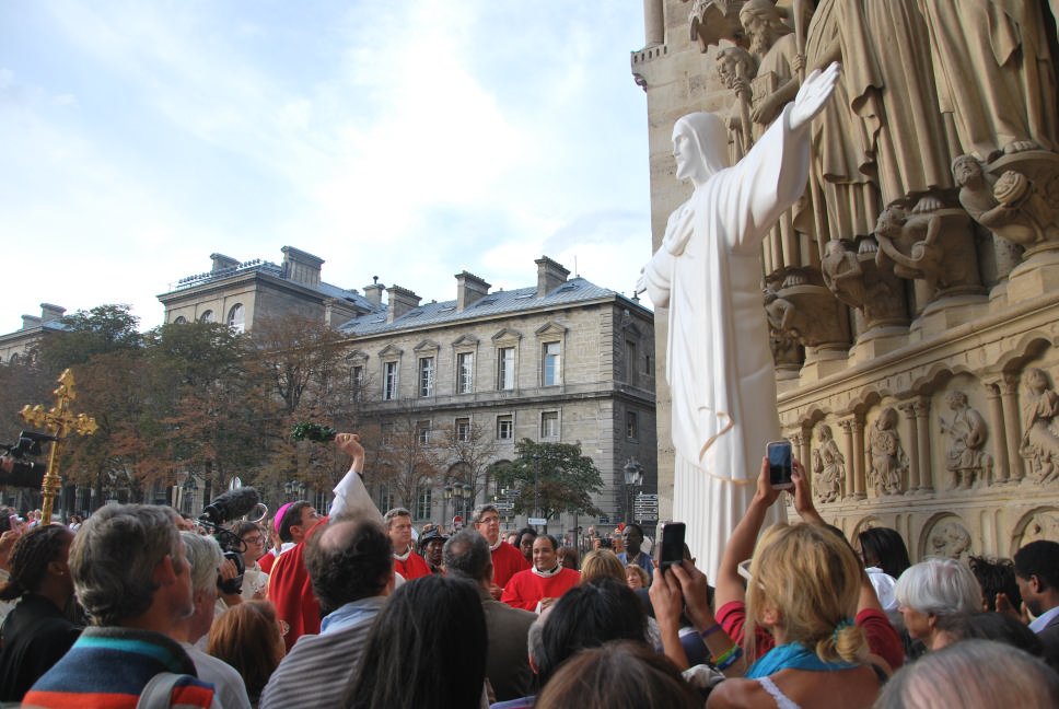 La bénédiction de la statue du Christ rédempteur. Après la messe, la bénédiction de la statue par Mgr Éric de Moulins-Beaufort a réuni une foule nombreuse. © P.-L.L. 