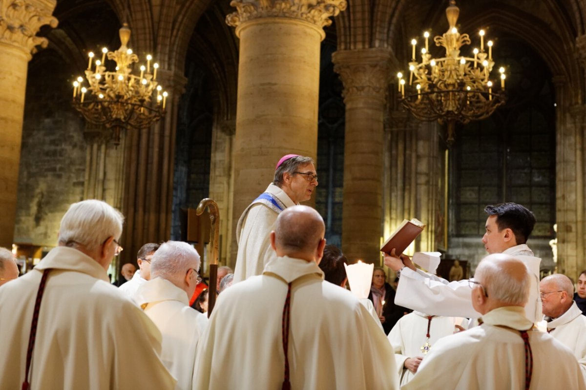 Bénédiction des cierges par Mgr Jérôme Beau, évêque auxiliaire de Paris. © Yannick Boschat / Diocèse de Paris.