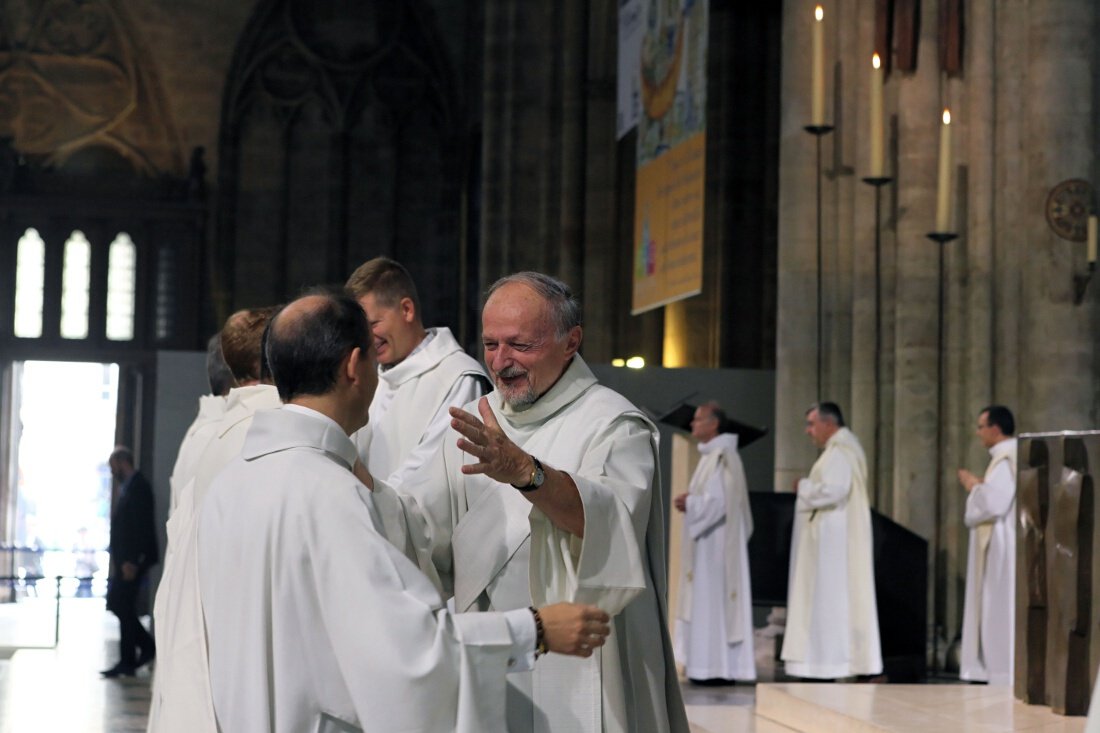 Accolade des diacres du diocèse. © Yannick Boschat / Diocèse de Paris.