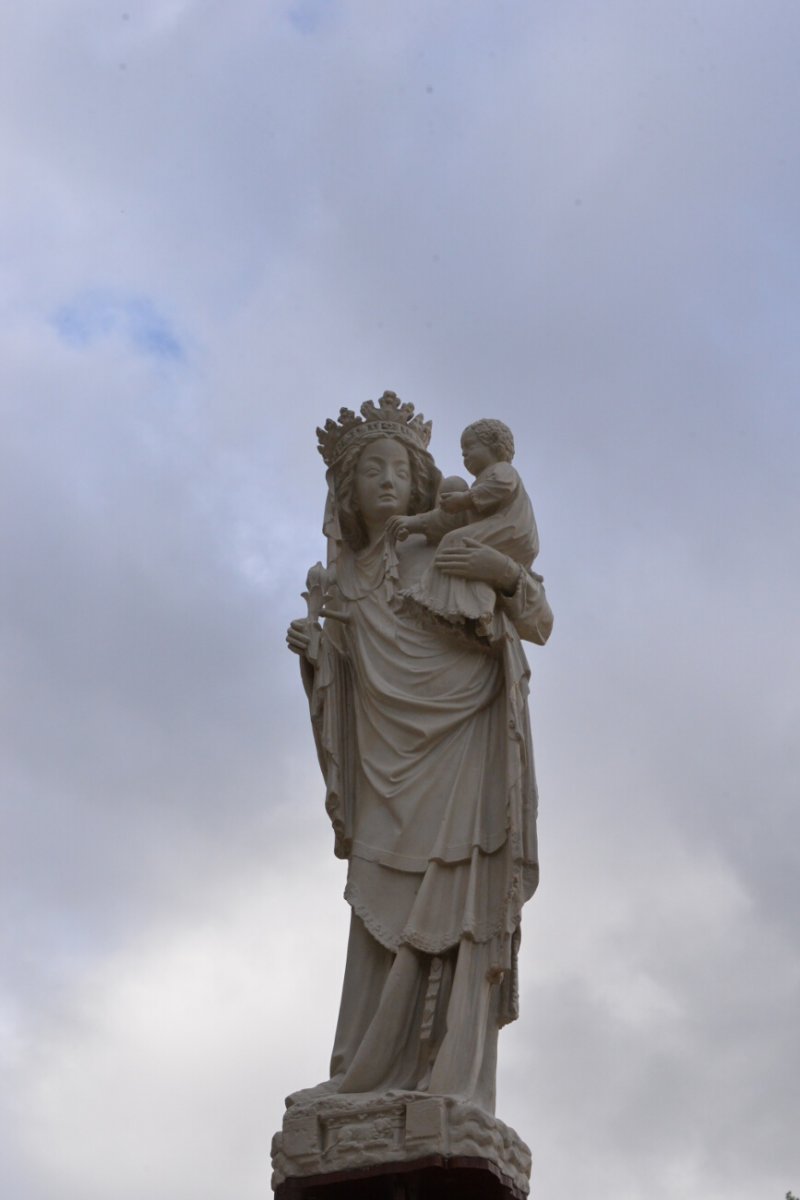 Bénédiction de la statue de Notre Dame de Paris sur le parvis. © Marie-Christine Bertin / Diocèse de Paris.