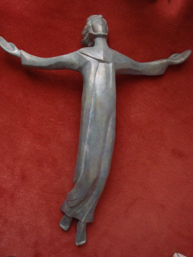 La Vie a jailli du Tombeau. © Claudie-Anne Vairon Tombeau : albâtre, Christ : bronze, h : 80cm, l : 60cm, p : 30cm. 