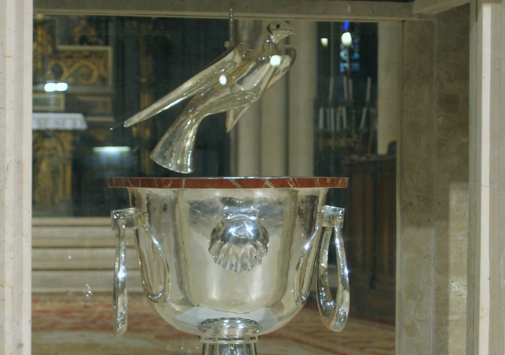 La cuve baptismale et les saintes huiles. © C. D. A. S.
