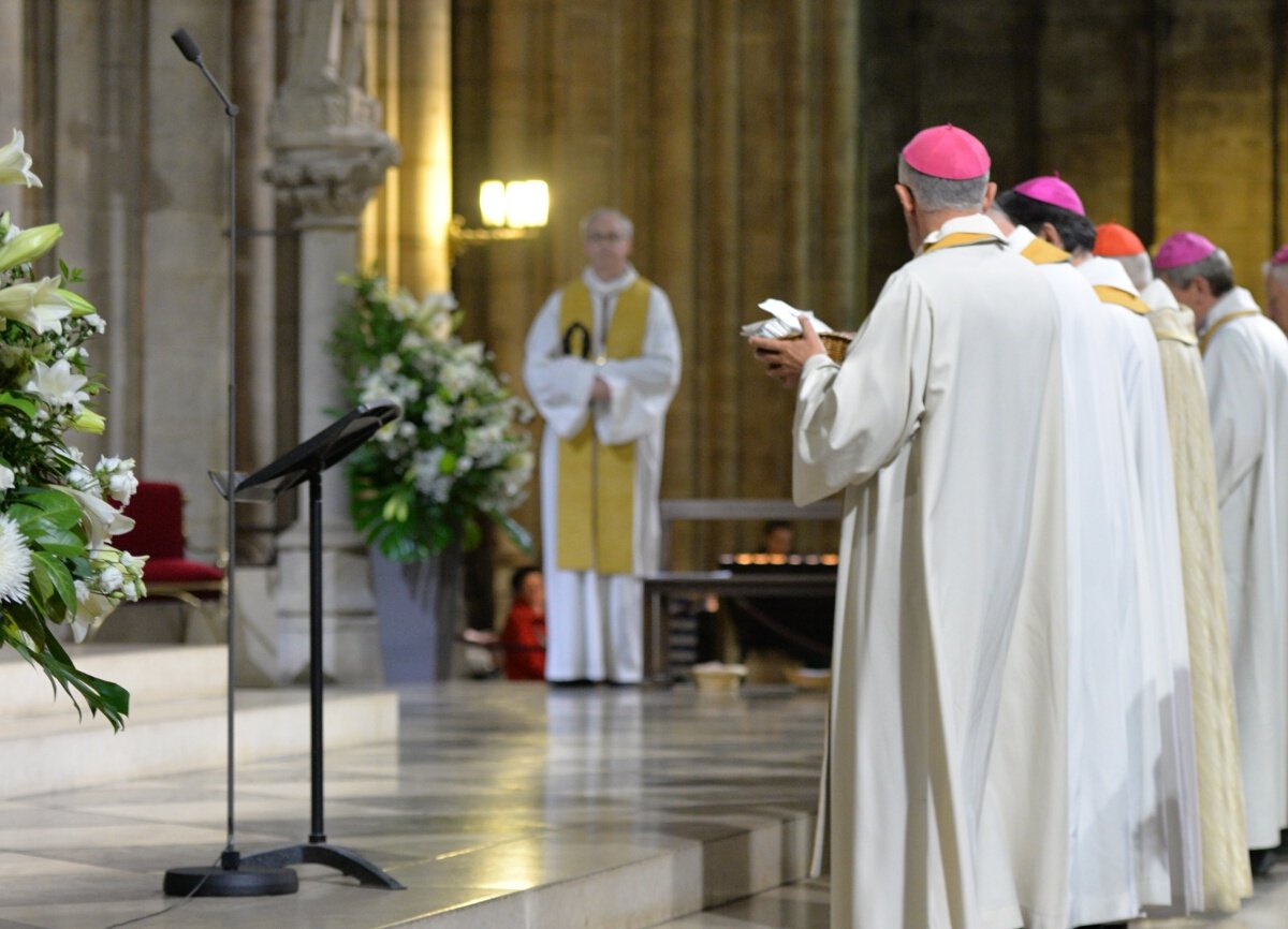 Chaque évêque a reçu les intentions de leur diocèse. © Marie-Christine Bertin / Diocèse de Paris.