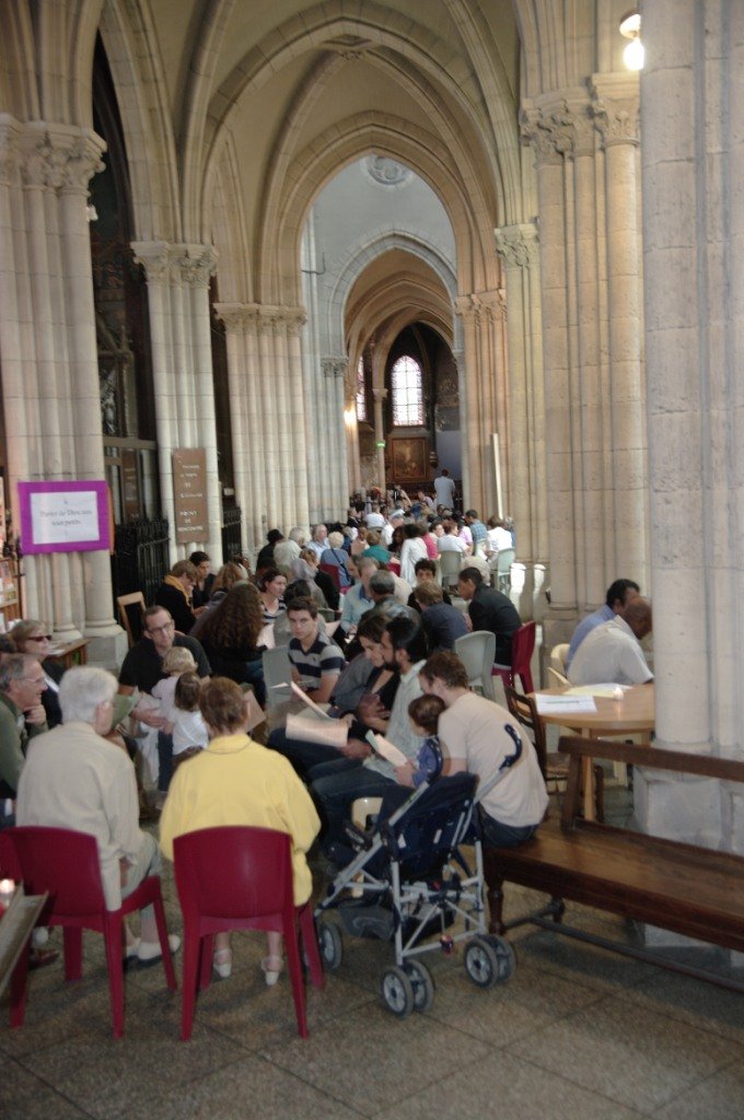Saint Jean Baptiste de Belleville : assemblée paroissiale. © http://sjbb-paris.cef.fr 
