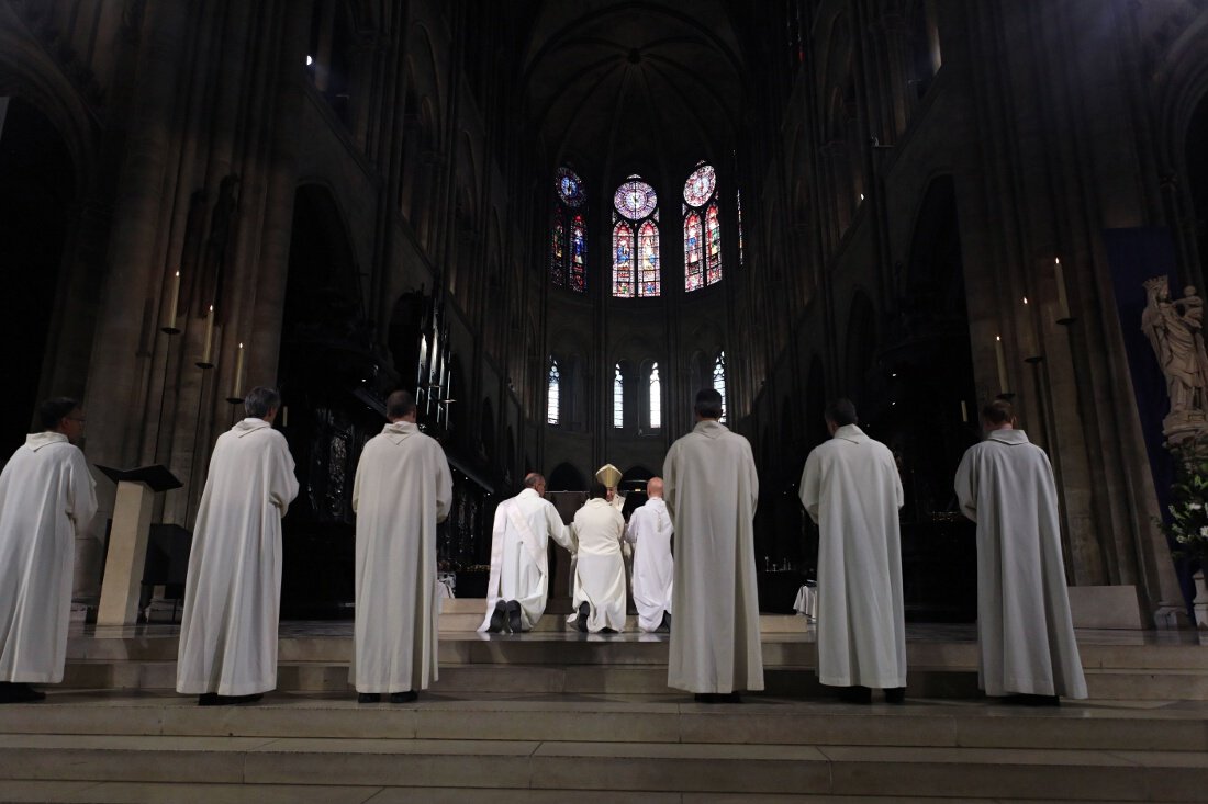 Chaque diacre promet l'obéissance à l'archevêque. © Yannick Boschat / Diocèse de Paris.