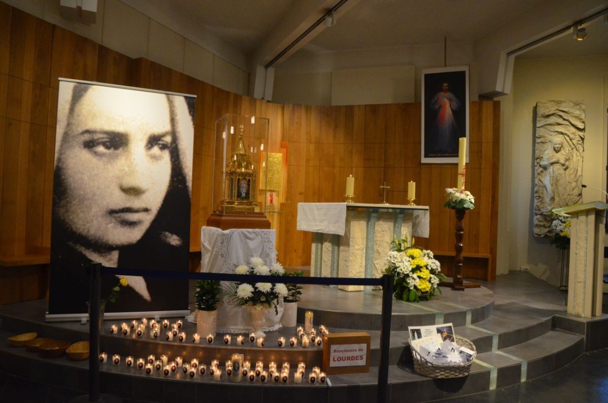 Accueil des reliques de sainte Bernadette à Notre-Dame de Lourdes. © Michel Pourny.