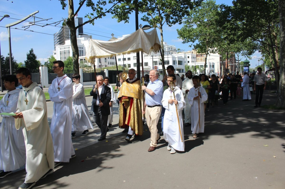 Procession de Notre-Dame de Nazareth. © Paroisse Notre-Dame de Nazareth.
