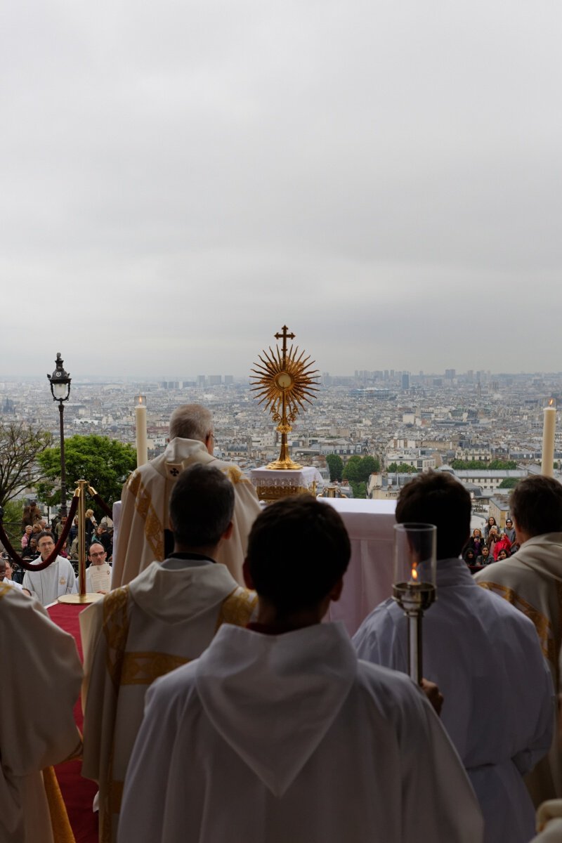 Adoration du Saint Sacrement et prière sur la ville. © Yannick Boschat / Diocèse de Paris.