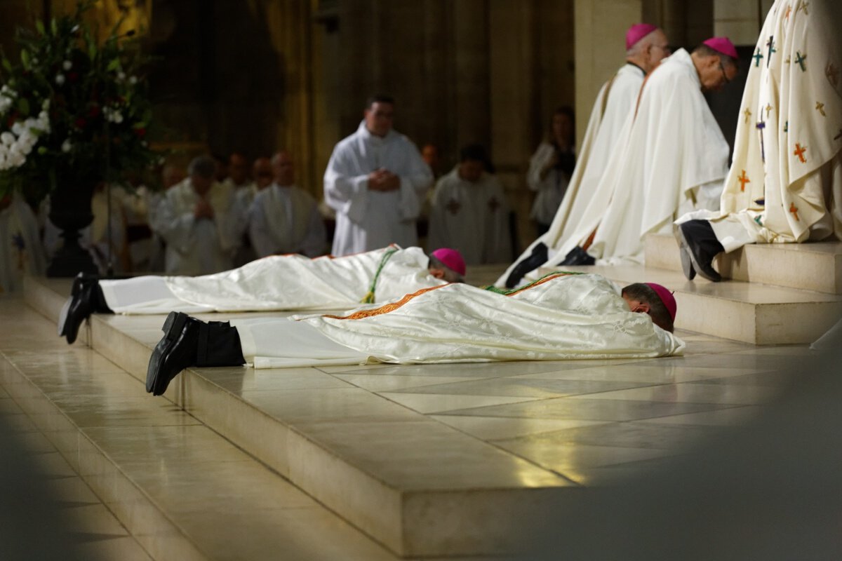 Prostration durant la litanie des saints. © Yannick Boschat / Diocèse de Paris.