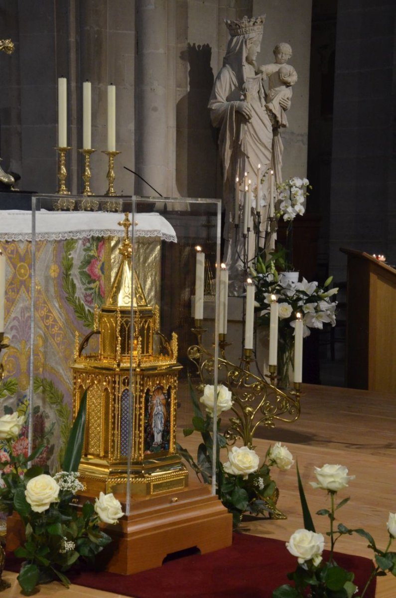 Accueil des reliques de sainte Bernadette à Saint-Germain l'Auxerrois. © Michel Pourny.