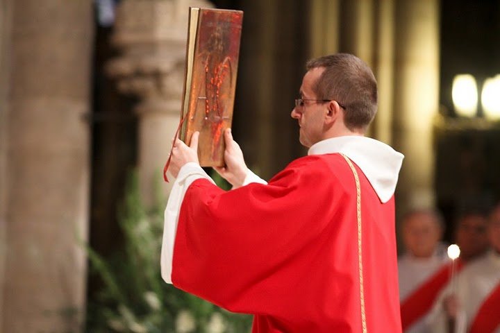 Ordinations de diacres permanents 2010 – Acclamation de l'Évangile (…). © Yannick Boschat / Diocèse de Paris.