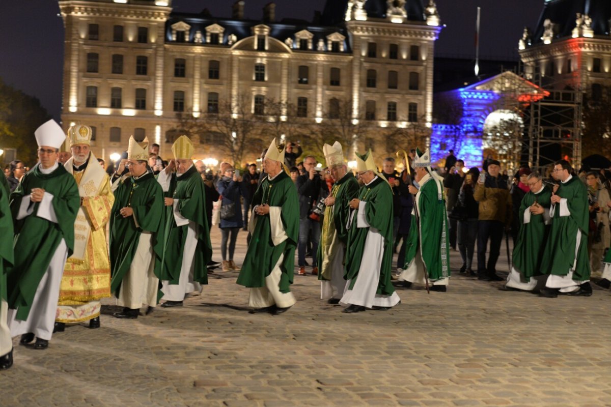Imposition du pallium à Mgr Michel Aupetit à Notre-Dame de Paris. © Marie-Christine Bertin / Diocèse de Paris.
