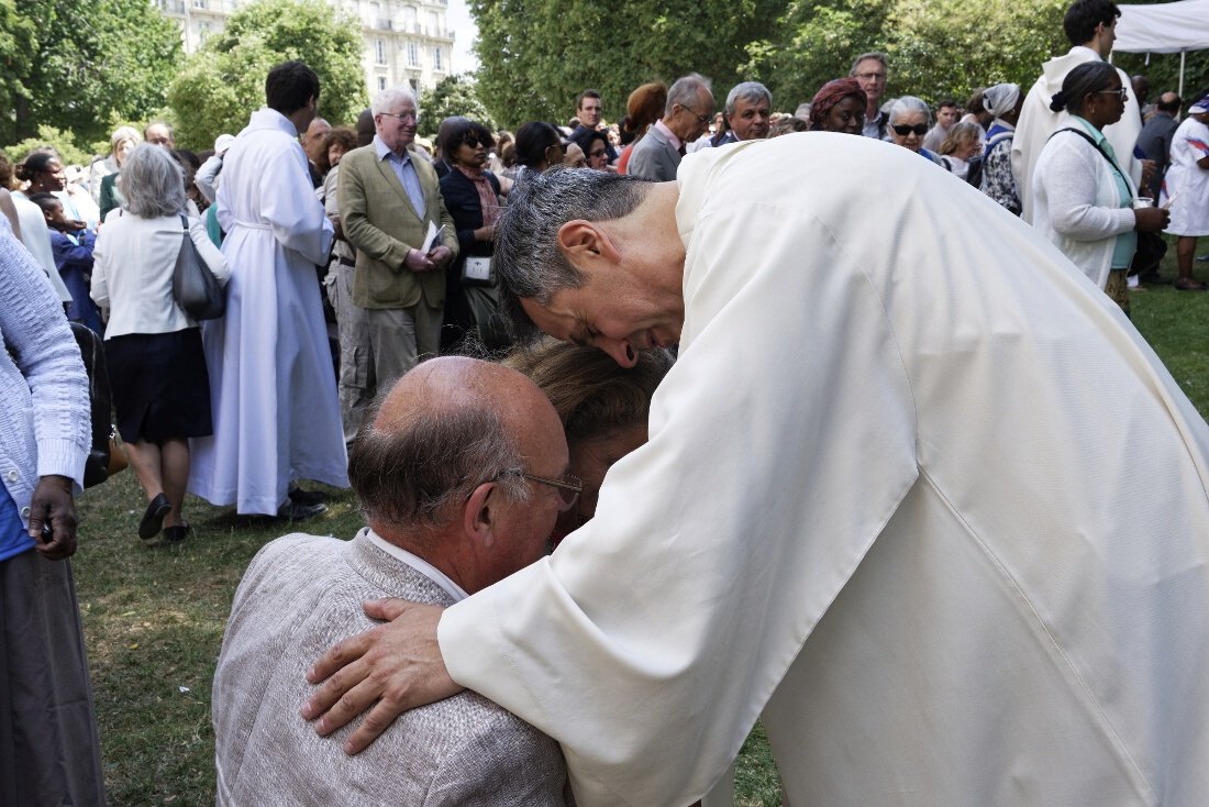 Bénédiction dans les jardins. © Trung Hieu Do / Diocèse de Paris.