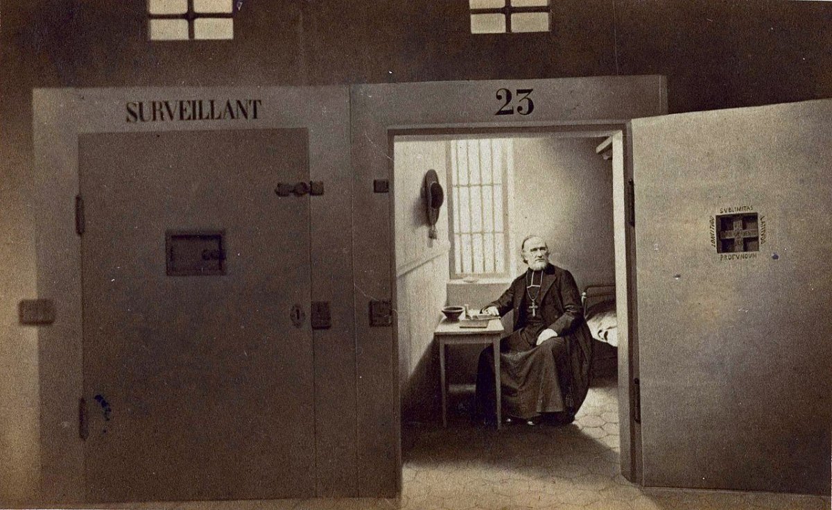 Mgr Darboy dans sa cellule. Mgr Darboy, archevêque de Paris, dans la cellule numéro 23, photomontage d'Ernest-Charles Appert, Crimes de la Commune (1871, musée Carnavalet). Ernest Appert (1831-1890) spécialisé dans la (…) © Musée Carnavalet.