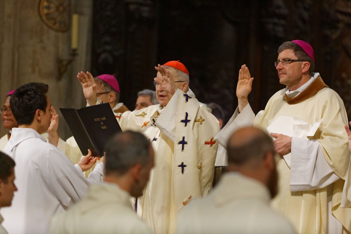 Prière d'ordination. © Yannick Boschat / Diocèse de Paris.