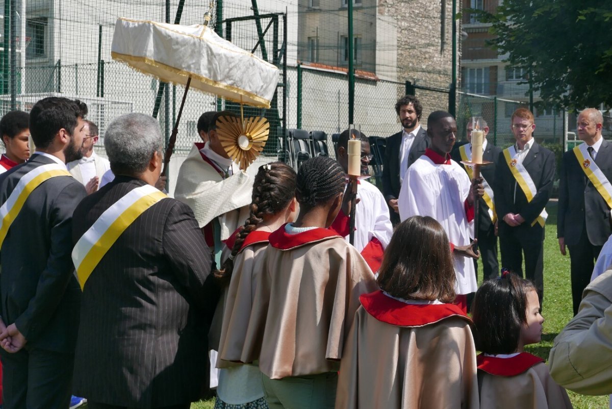 Procession de la paroisse du Coeur-Eucharistique. © Procession de la paroisse du Coeur-Eucharistique.