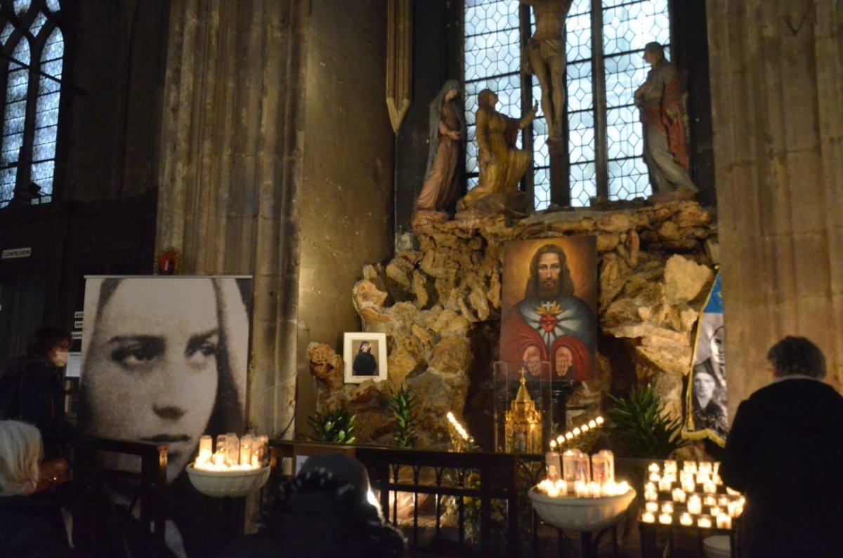 Accueil des reliques de sainte Bernadette à Saint-Nicolas des Champs. © Michel Pourny.