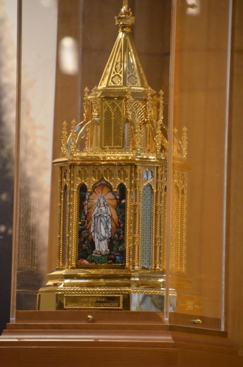 Accueil des reliques de sainte Bernadette à Notre-Dame de Lourdes. © Michel Pourny.