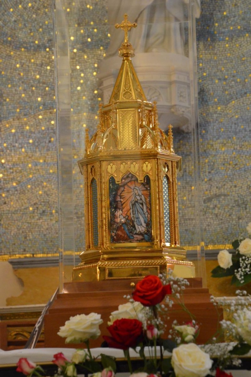 Accueil des reliques de sainte Bernadette à la chapelle de la Médaille (…). © Michel Pourny.
