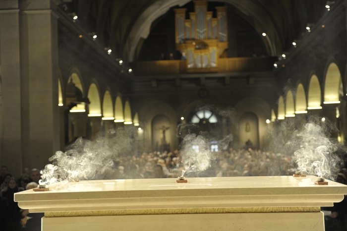 L'encens est brûlé pour signifier que le sacrifice du Christ qui se (…). © Trung Hieu Do / Diocèse de Paris.