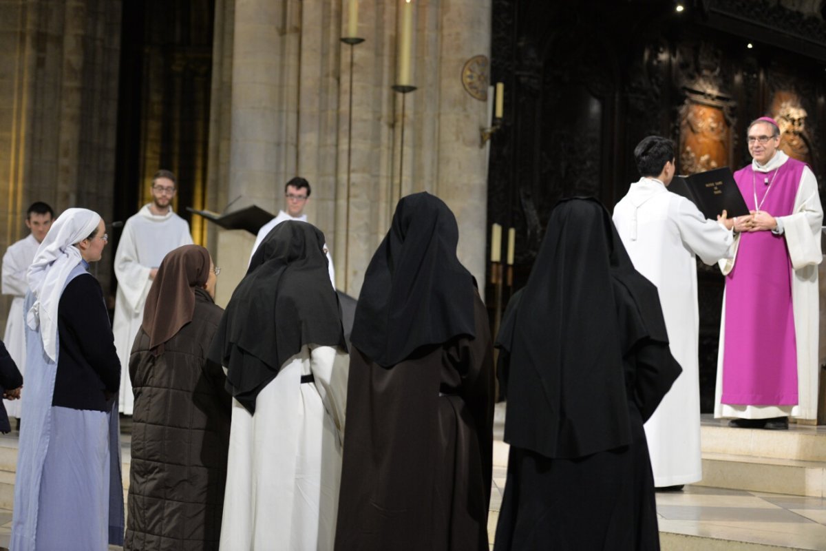 Remise de la liste des futurs baptisés aux communautés religieuses. © Marie-Christine Bertin / Diocèse de Paris.