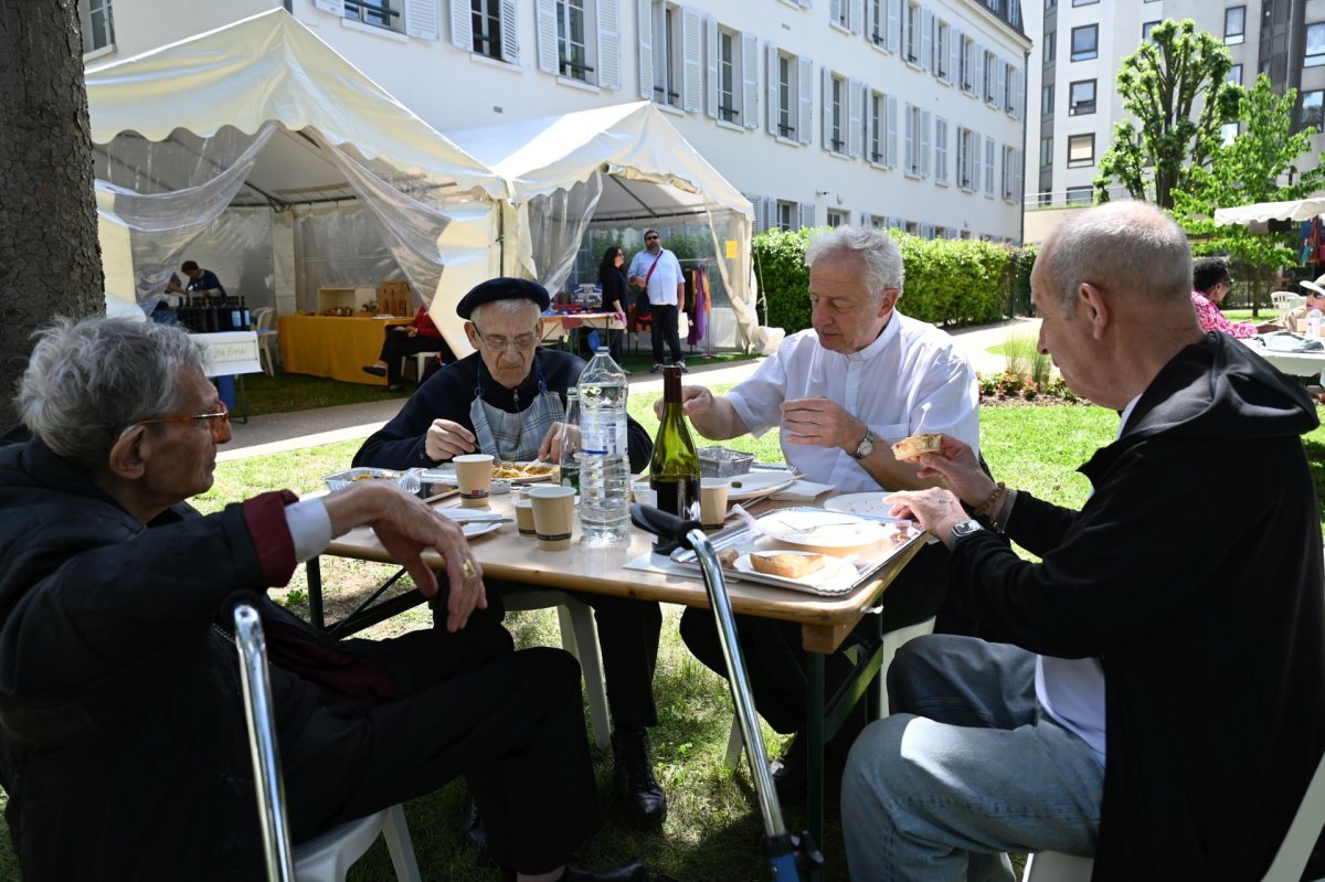 Journées d'amitié et d'entraide pour les prêtres 2024. Dimanche 26 mai 2024. © Marie-Christine Bertin / Diocèse de Paris.