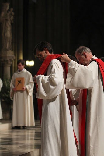 Ordinations de diacres permanents 2010 – Les parrains revêtent leurs (…). © Yannick Boschat / Diocèse de Paris.