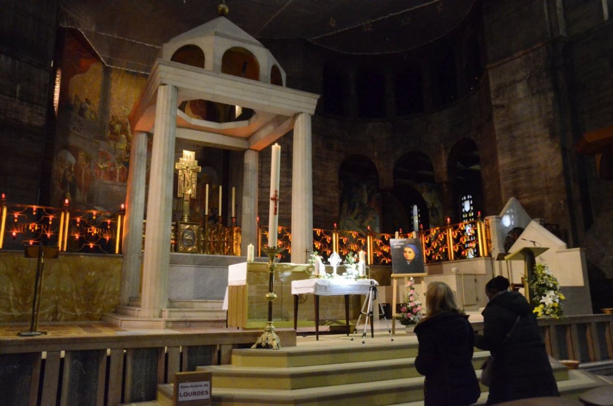 Accueil des reliques de sainte Bernadette au Saint-Esprit. © Michel Pourny.