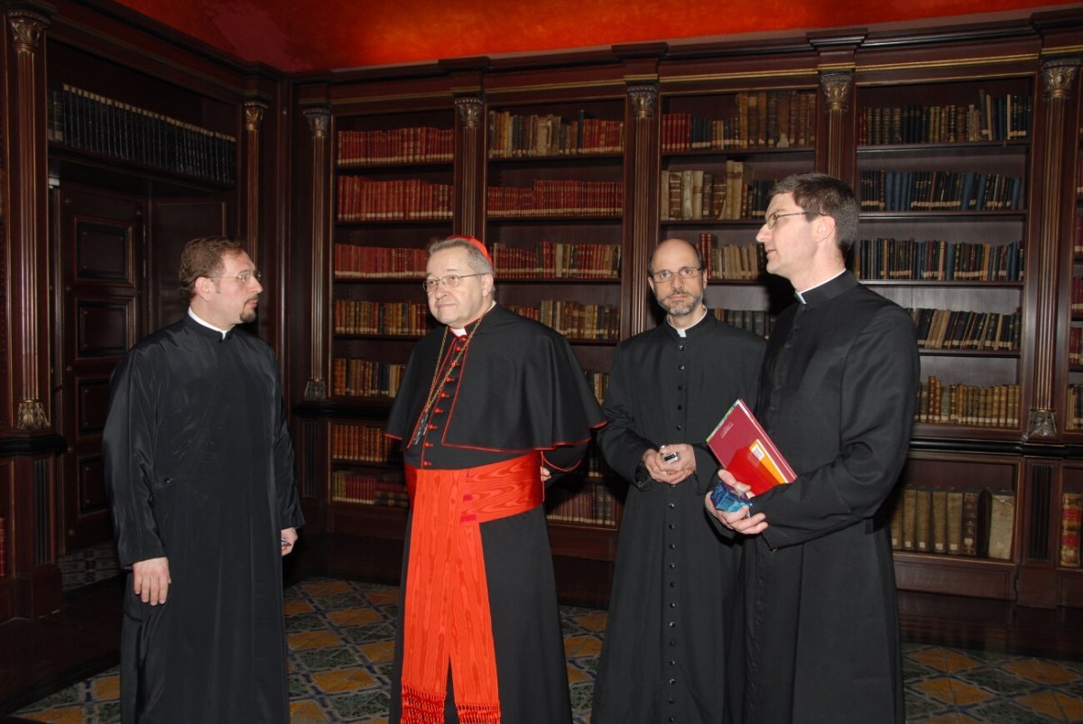 Le cardinal André Vingt-Trois visitant la bibliothéque du Phanar. 
