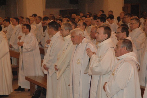 Les prêtres assemblés dans la basilique inférieure, lors de la messe dans la (…). 