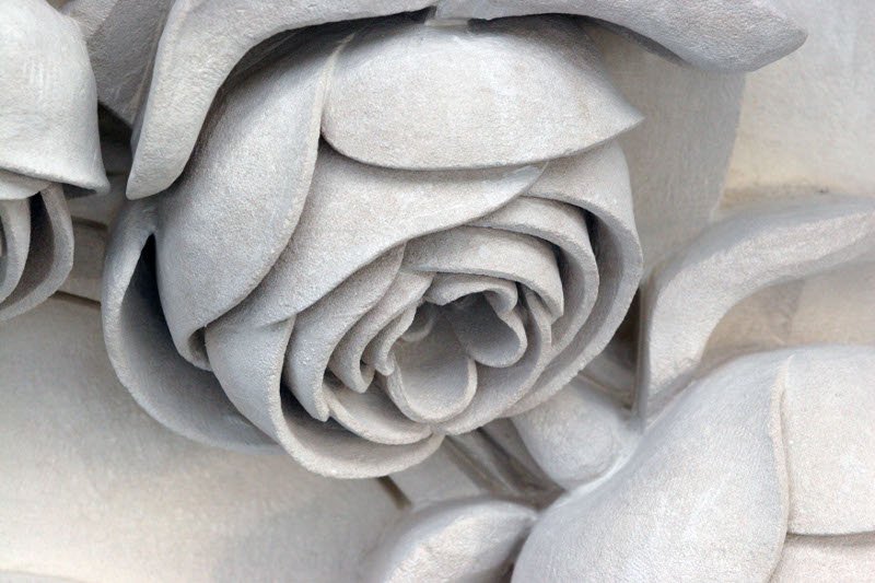 Fleur, bouton de rose : détail de décoration.. Reportage Paris Notre-Dame par Ariane Rollier. Photo de Yannick Boschat. 
