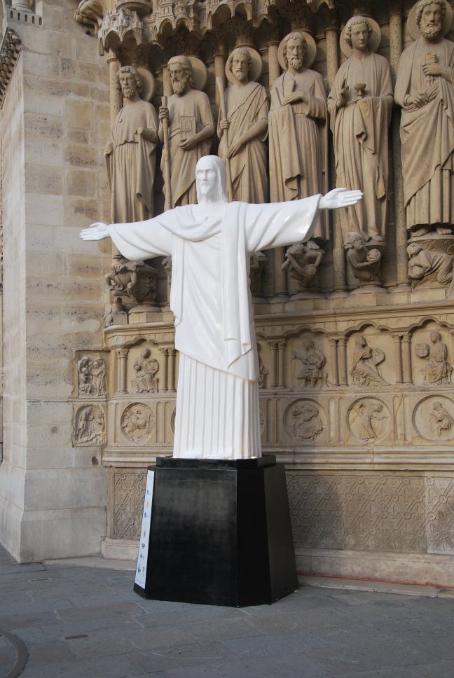 La statue exposée. La statue reste sur le parvis de Notre-Dame pendant quelques jours. Elle devrait ensuite circuler dans différentes paroisses et diocèses. © P.-L.L. 