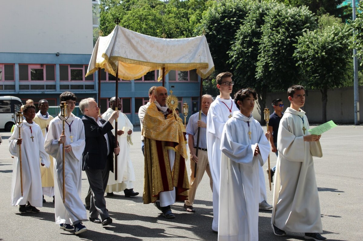 Procession de Notre-Dame de Nazareth. © Paroisse Notre-Dame de Nazareth.