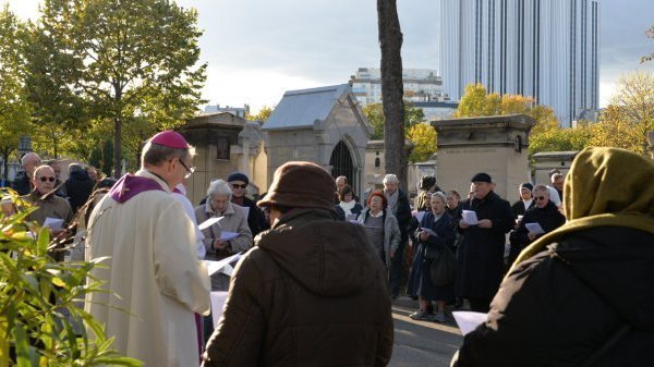 Prière pour les prêtres défunts au cimetière du Montparnasse
