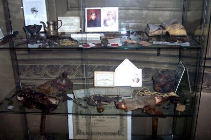 Objets souvenirs, poupées. © C. D. A. S..