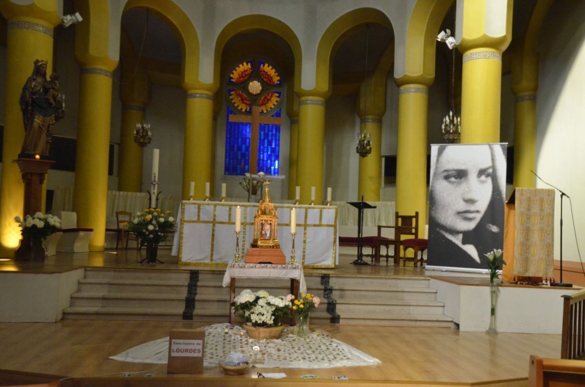 Accueil des reliques de sainte Bernadette à Saint-Dominique. © Michel Pourny.