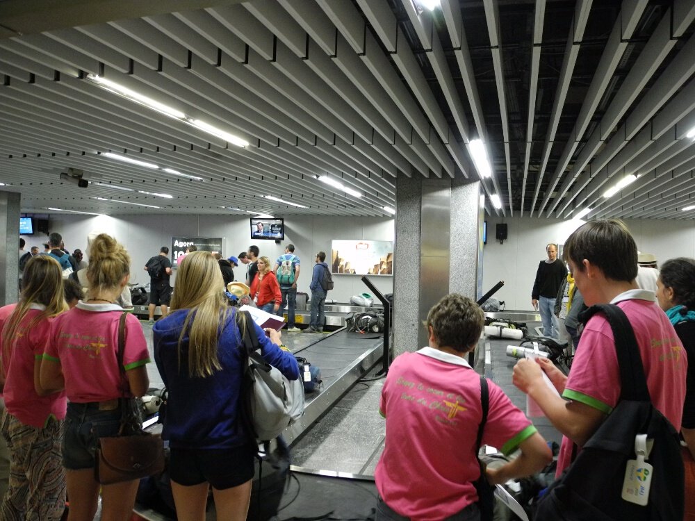 Attente des bagages à l'aéroport de Rio. © © Marie-Christine Bertin / Diocèse de Paris.